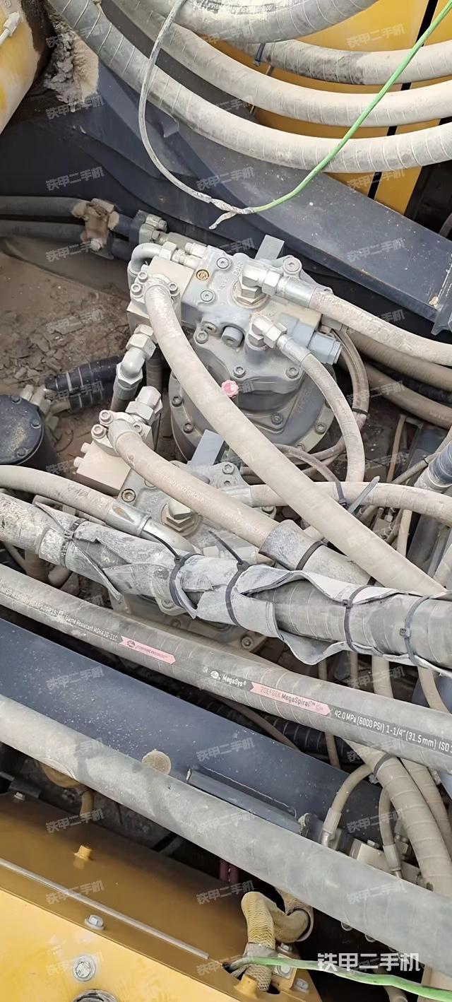 回转马达和主控阀（整机外观）