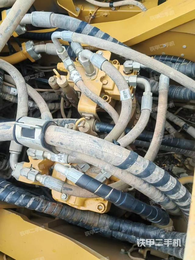 回轉(zhuǎn)馬達和主控閥（整機外觀）