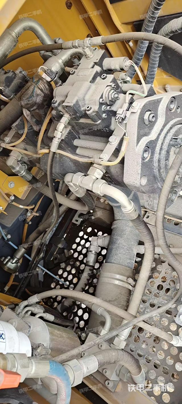 液压泵舱室正面整体（整机外观）