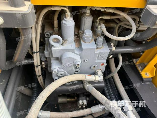 回轉(zhuǎn)馬達(dá)和主控閥（整機(jī)外觀）