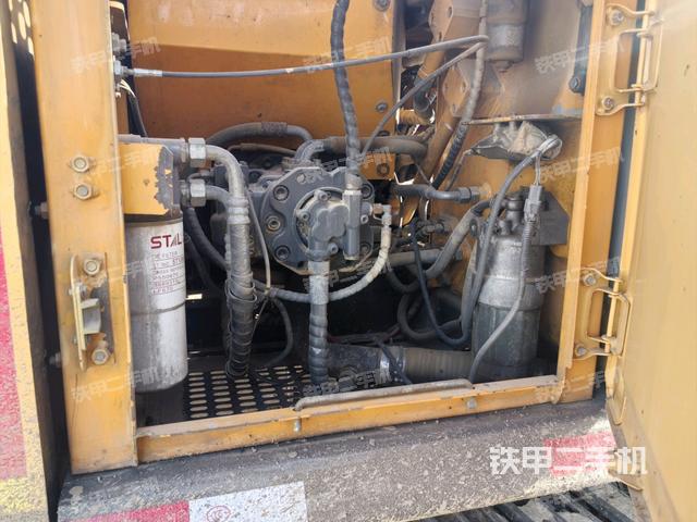 液压泵舱室正面整体（整机外观）