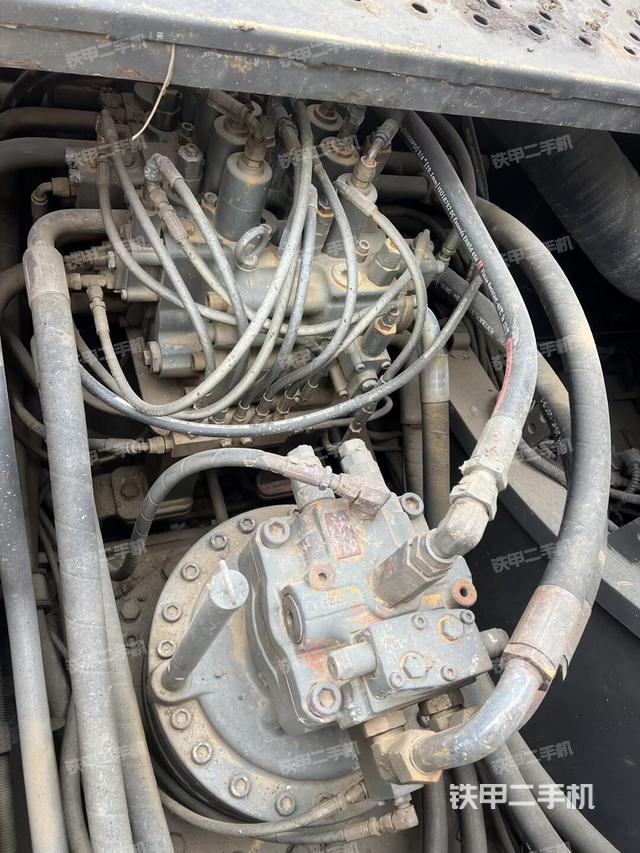 回转马达和主控阀（整机外观）