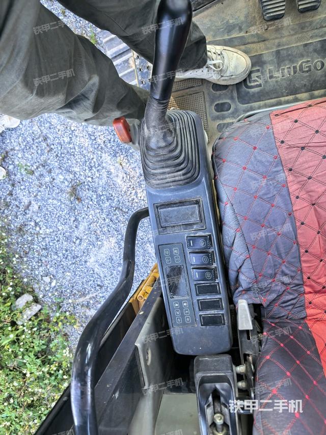 座椅右側(cè)控制臺(tái)/鑰匙門/油門/含右手柄（駕駛室部分）