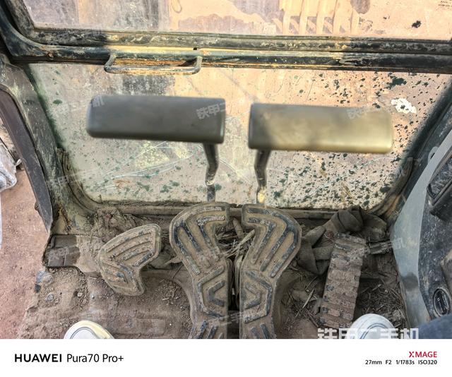 行走控制手柄和踏板?俯拍（駕駛室部分）