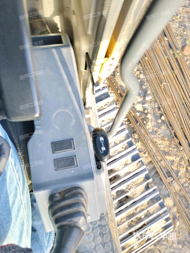 座椅左侧控制台/音响/含左手柄（驾驶室部分）