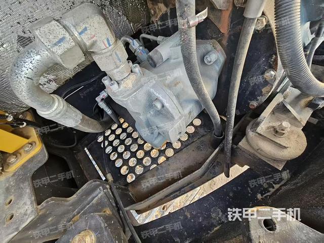 液壓泵艙室正面整體（整機外觀）