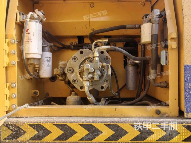 液壓泵艙室正面整體（整機外觀）