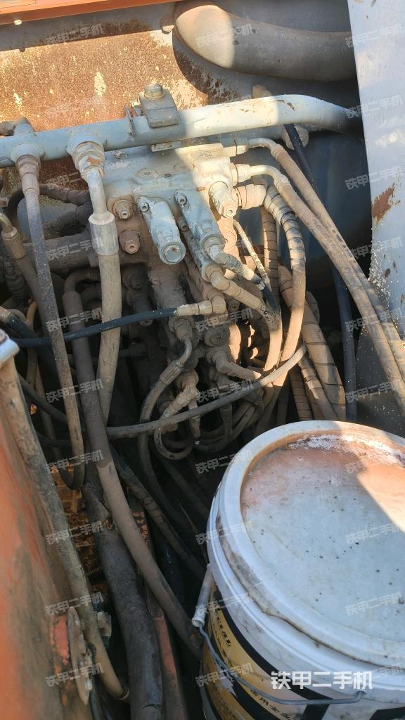 回轉(zhuǎn)馬達(dá)和主控閥（整機(jī)外觀）