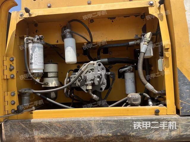 液压泵舱室正面整体（整机外观）