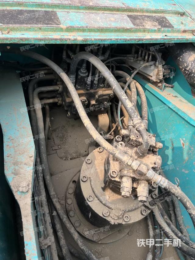 回转马达和主控阀（整机外观）