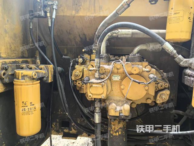 回轉(zhuǎn)馬達(dá)和主控閥（整機(jī)外觀）