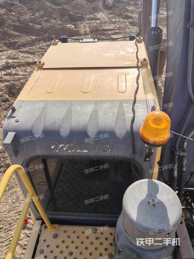 駕駛室頂部（整機外觀）