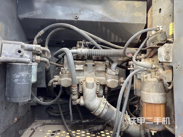 液压泵舱室正面整体（整机外观）