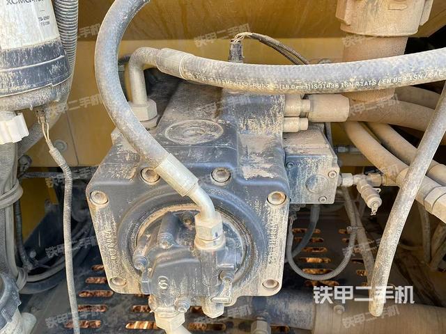 液压泵舱室正面整体（整机外观）