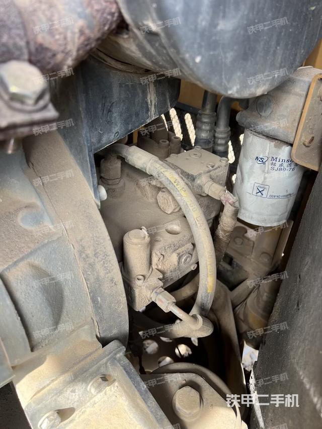 液压泵舱室正面整体（整机外观）