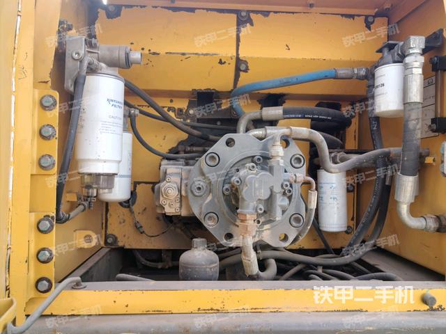 液压泵舱室正面整体（整机外观）