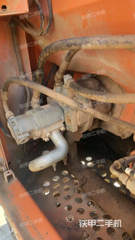 液压泵舱室正面整体（整机外观）