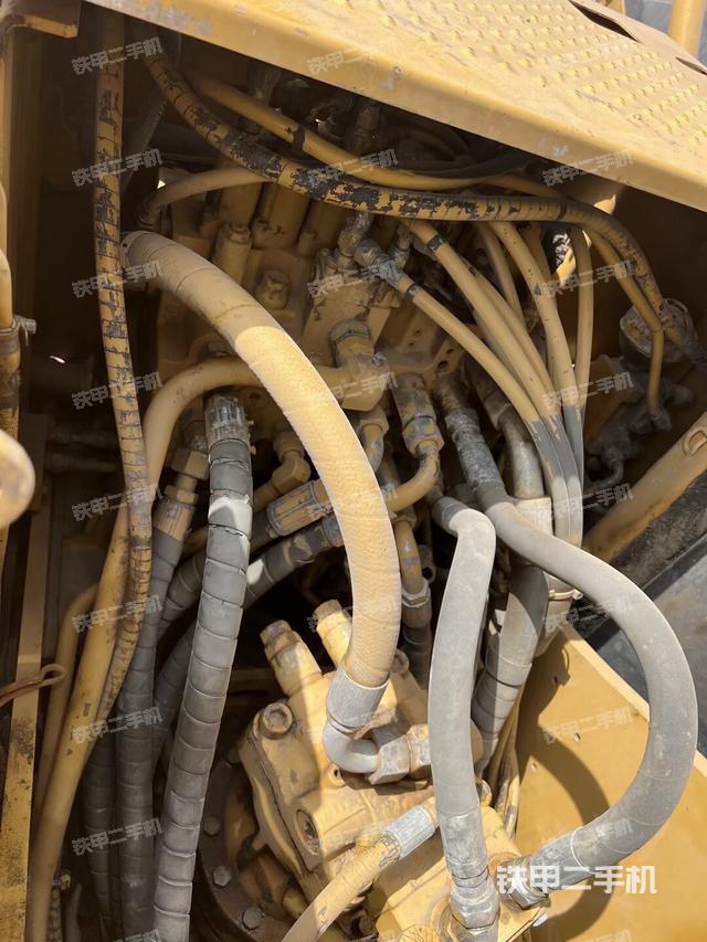 回转马达和主控阀（整机外观）