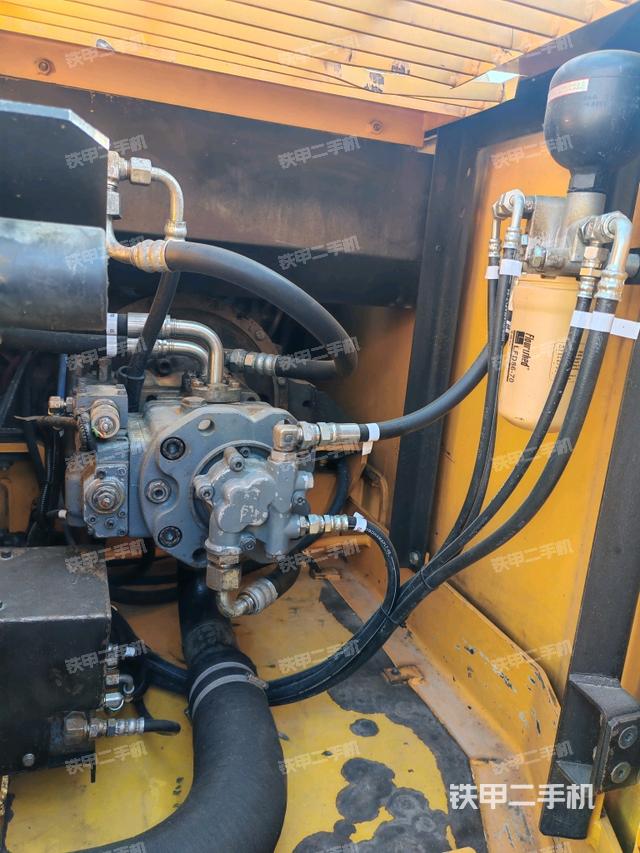 液压泵舱室正面整体（整机外观）