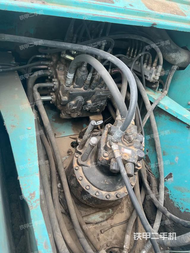 回轉(zhuǎn)馬達(dá)和主控閥（整機(jī)外觀）