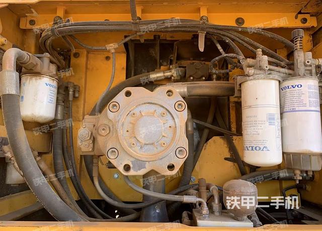 液压泵舱室正面整体（整机外观）