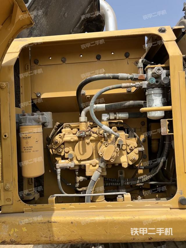 液压泵舱室正面整体（整机外观）