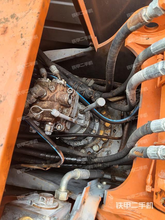 回轉(zhuǎn)馬達(dá)和主控閥（整機(jī)外觀）