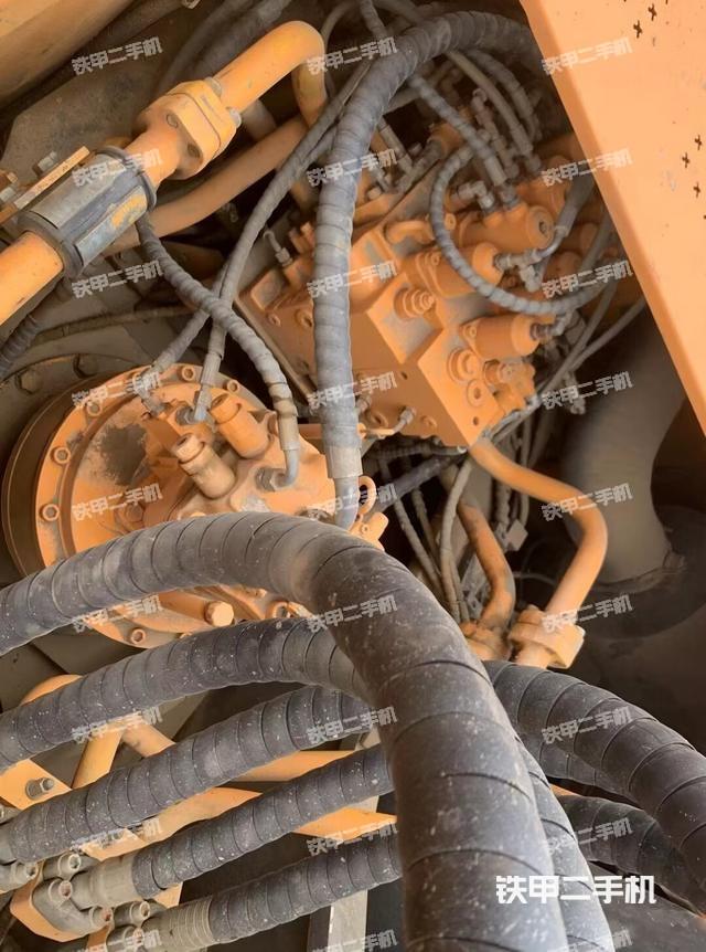 回转马达和主控阀（整机外观）