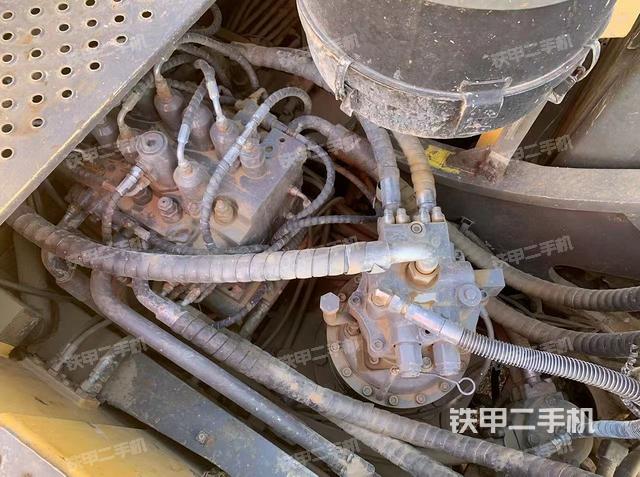 回转马达和主控阀（整机外观）