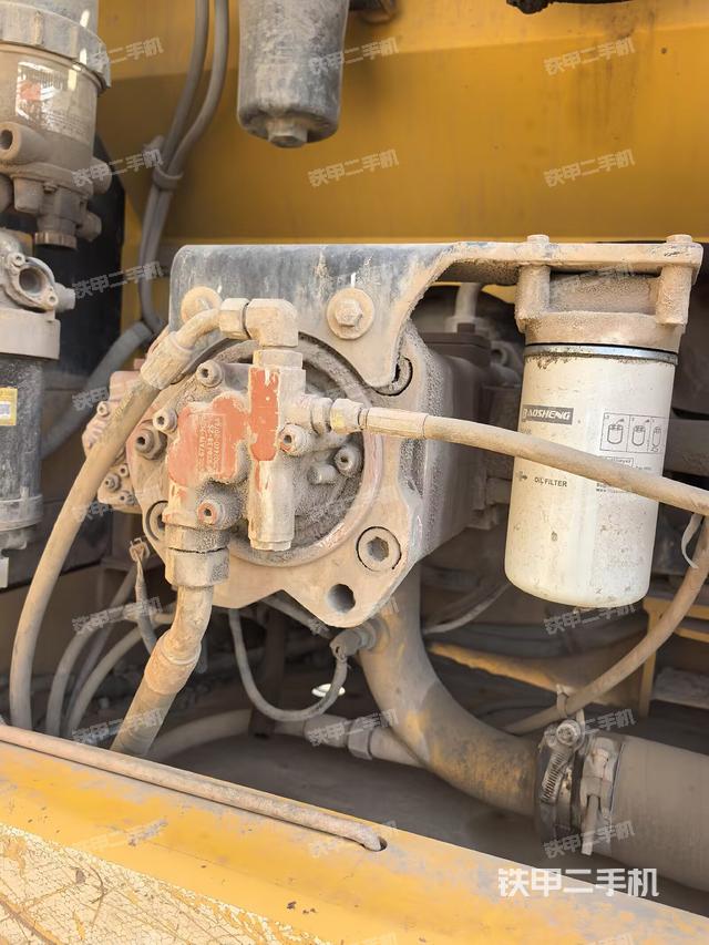 液压泵舱室正面整体（整机外观）