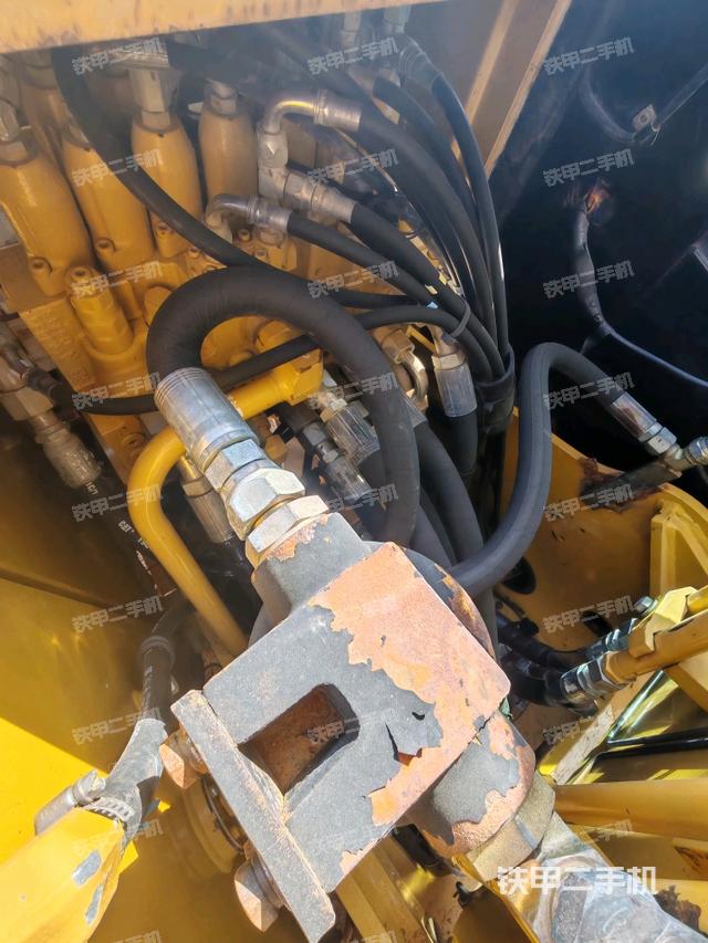 回轉(zhuǎn)馬達(dá)和主控閥（整機(jī)外觀）