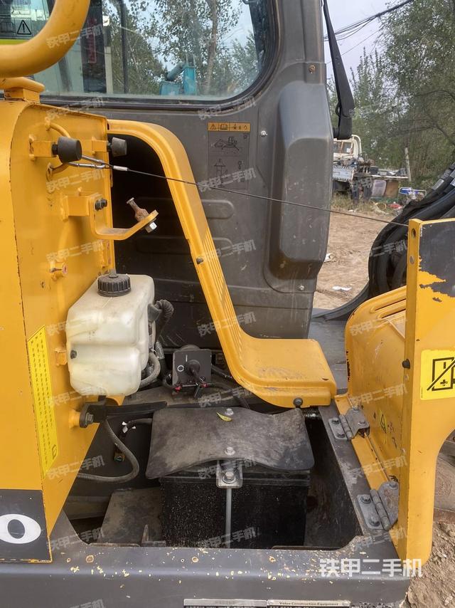 回轉(zhuǎn)馬達(dá)和主控閥（整機(jī)外觀）