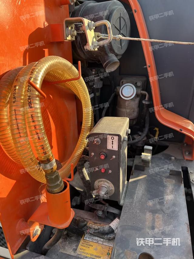 回轉(zhuǎn)馬達(dá)和主控閥（整機(jī)外觀）