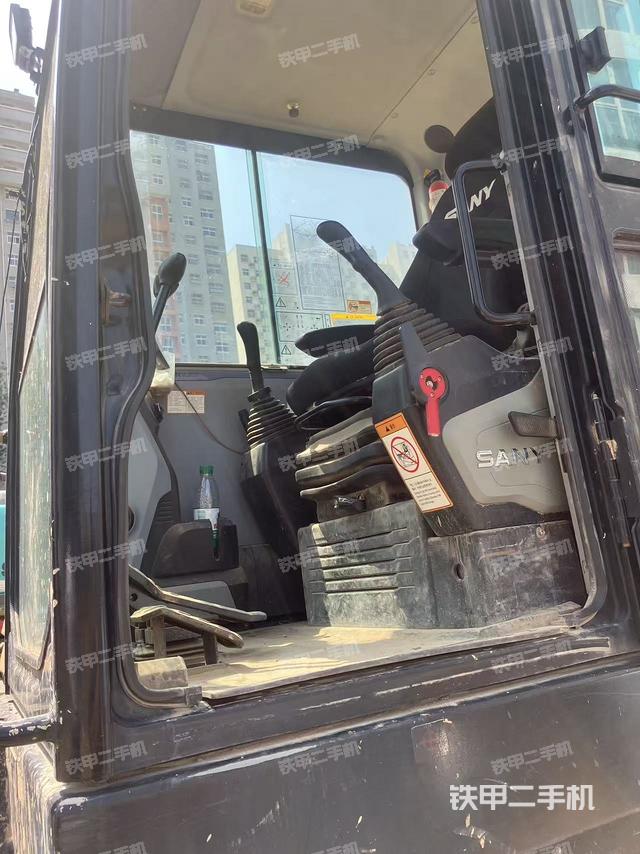 駕駛室頂部（整機外觀）