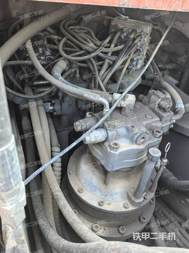 回轉(zhuǎn)馬達(dá)和主控閥（整機(jī)外觀）