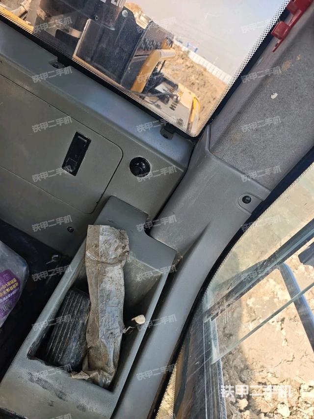 座椅右側(cè)控制臺(tái)/鑰匙門/油門/含右手柄（駕駛室部分）