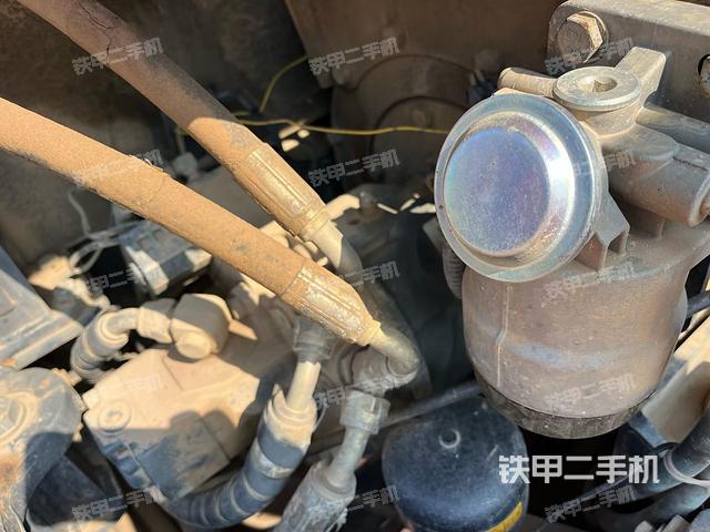 液壓泵艙室正面整體（整機外觀）