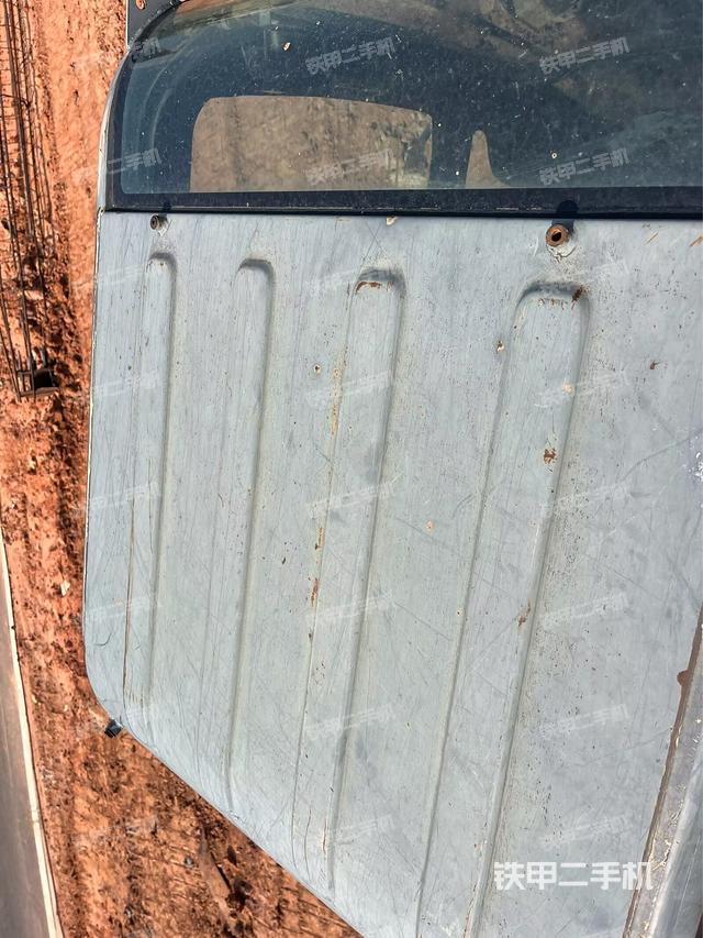 駕駛室頂部（整機外觀）