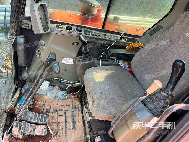 駕駛室整體（整機外觀）