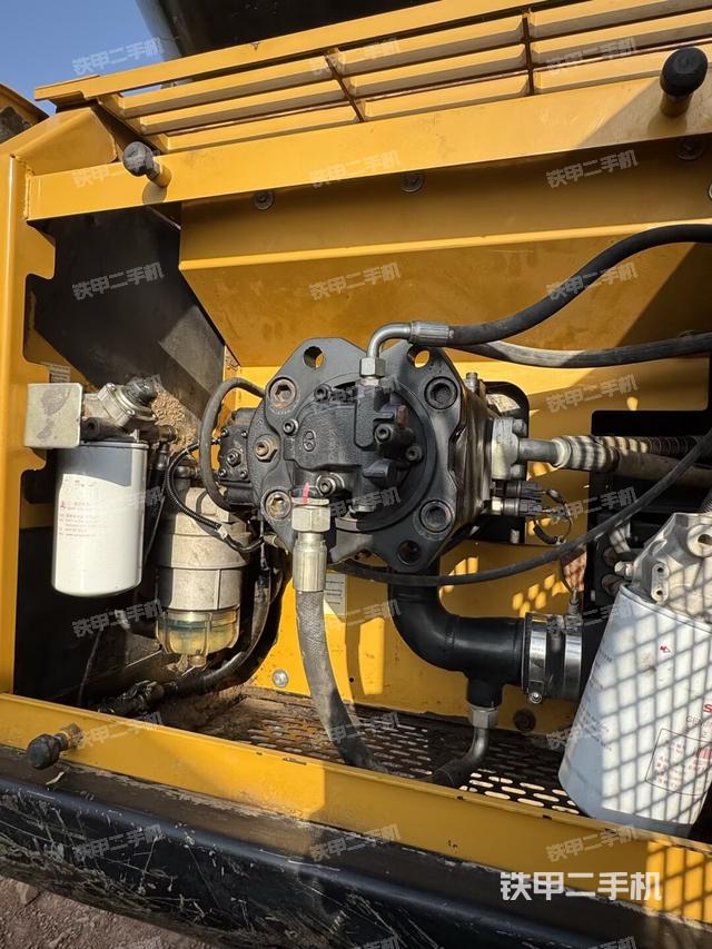 液壓泵艙室正面整體（整機(jī)外觀）