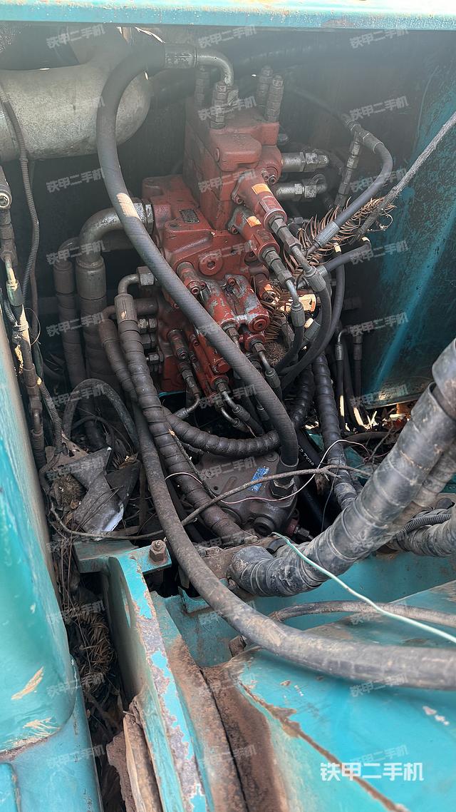 回轉(zhuǎn)馬達(dá)和主控閥（整機(jī)外觀）