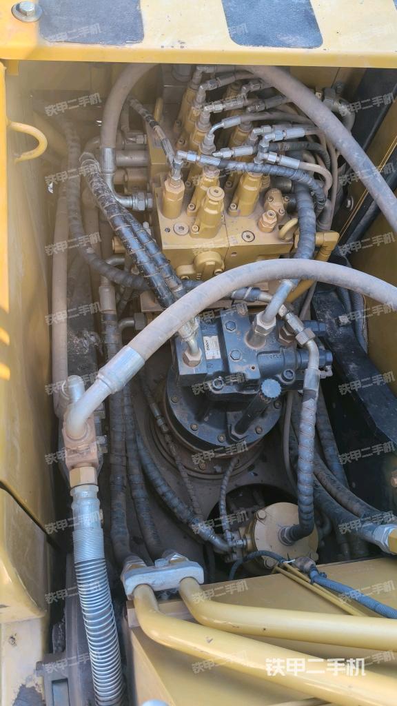 回轉(zhuǎn)馬達(dá)和主控閥（整機(jī)外觀）