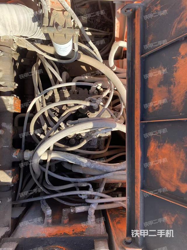 回轉馬達和主控閥（整機外觀）