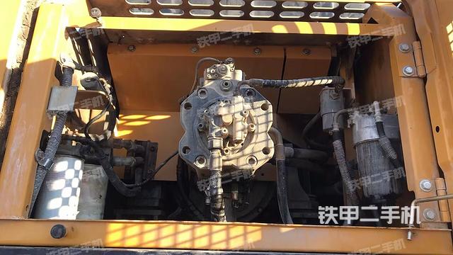 液壓泵艙室正面整體（整機外觀）