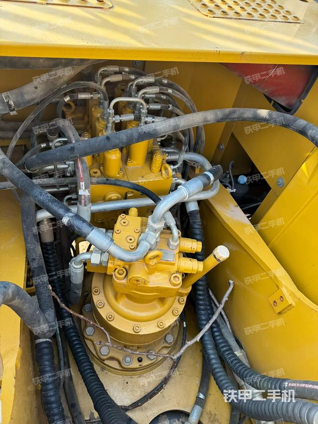 回轉(zhuǎn)馬達(dá)和主控閥（整機(jī)外觀）