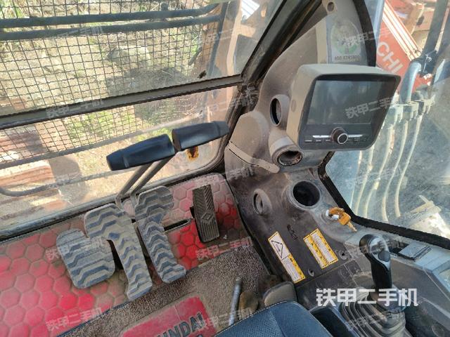 行走控制手柄和踏板?俯拍（駕駛室部分）