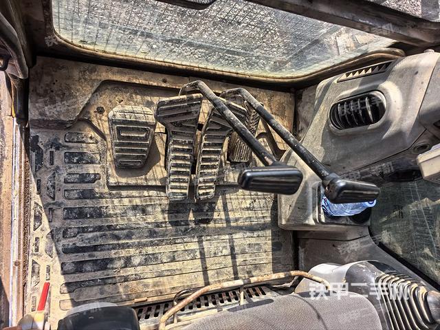 行走控制手柄和踏板?俯拍（駕駛室部分）