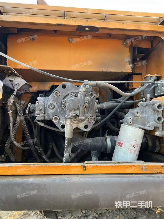 液压泵舱室正面整体（整机外观）