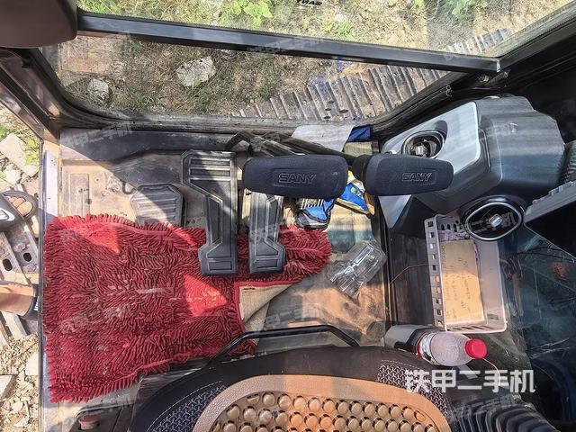 行走控制手柄和踏板?俯拍（駕駛室部分）