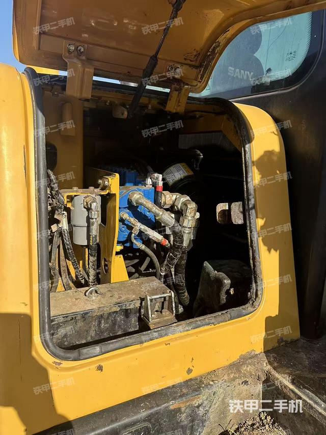 回转马达和主控阀（整机外观）